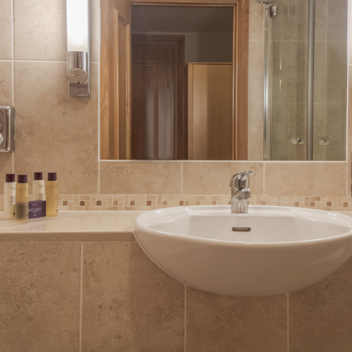 <p>DELUXE DOUBLE</p>
<p>BATHROOM</p>