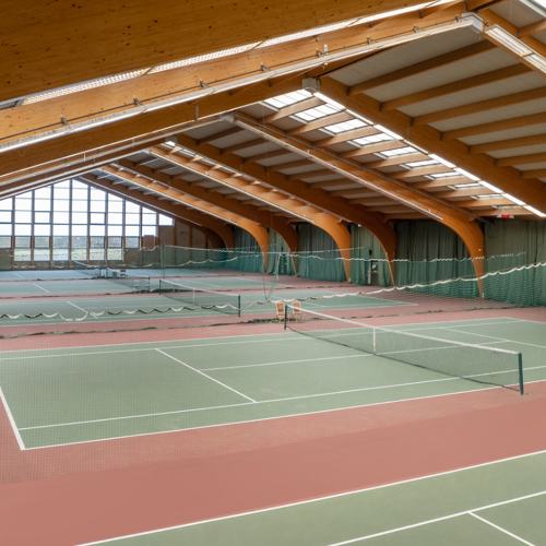 <p>5 TENNIS COURTS</p>